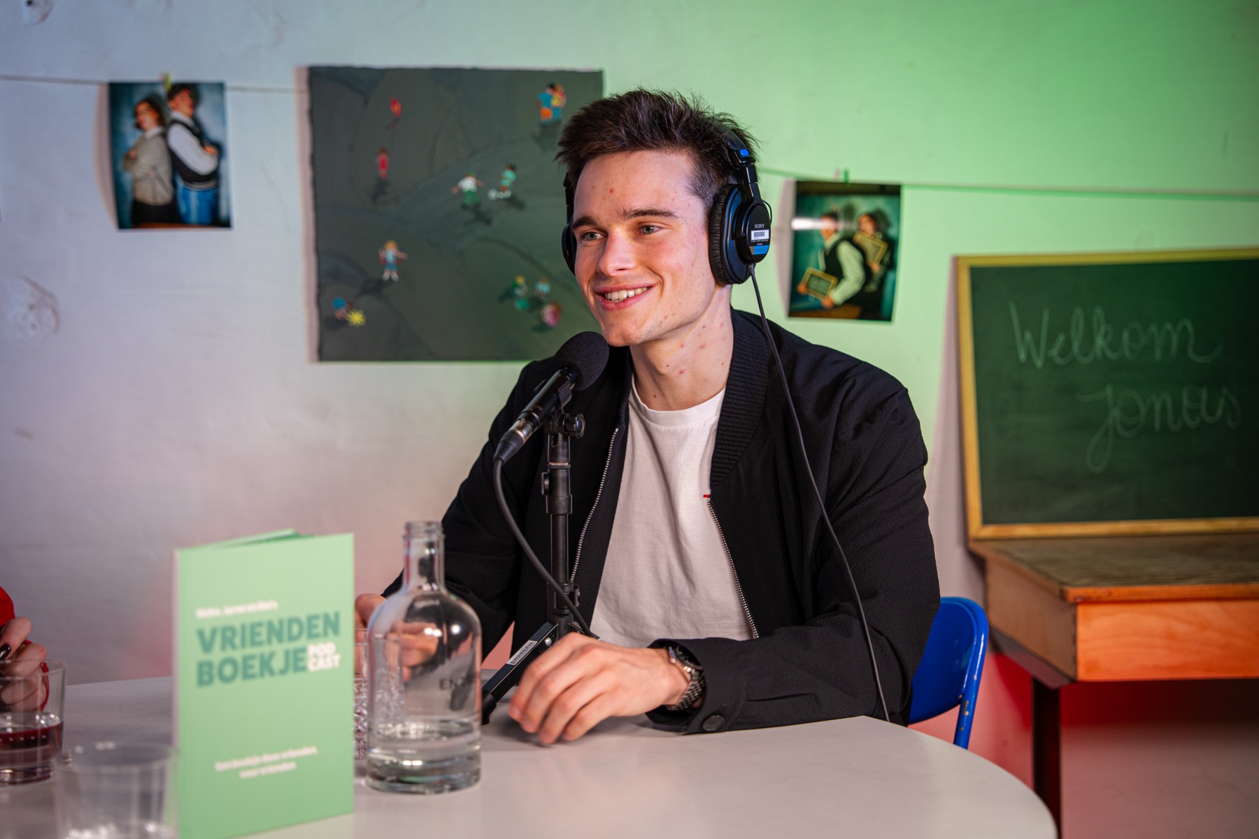 Gast met koptelefoon en het vriendenboekje