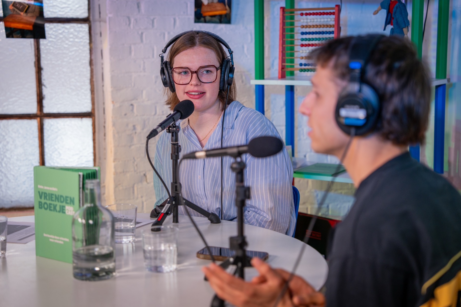 Gast in gesprek tijdens een opname