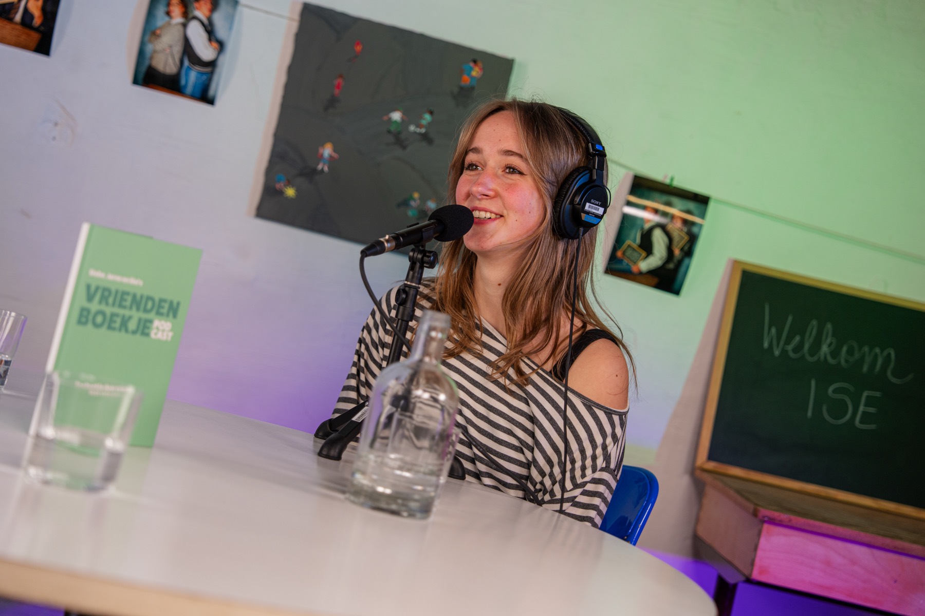 Lachende gast aan de microfoon