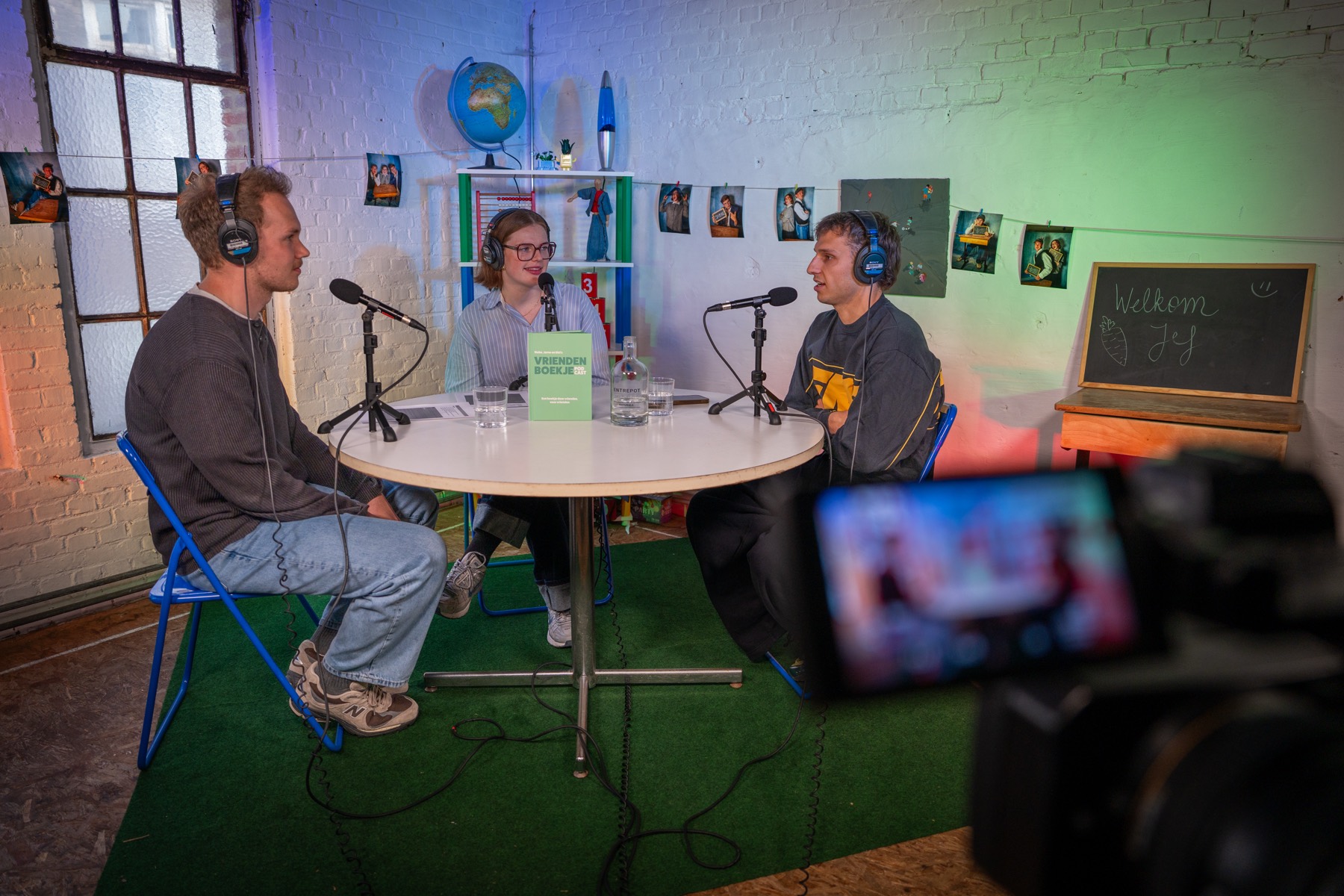 Opname in de studio met drie mensen aan tafel