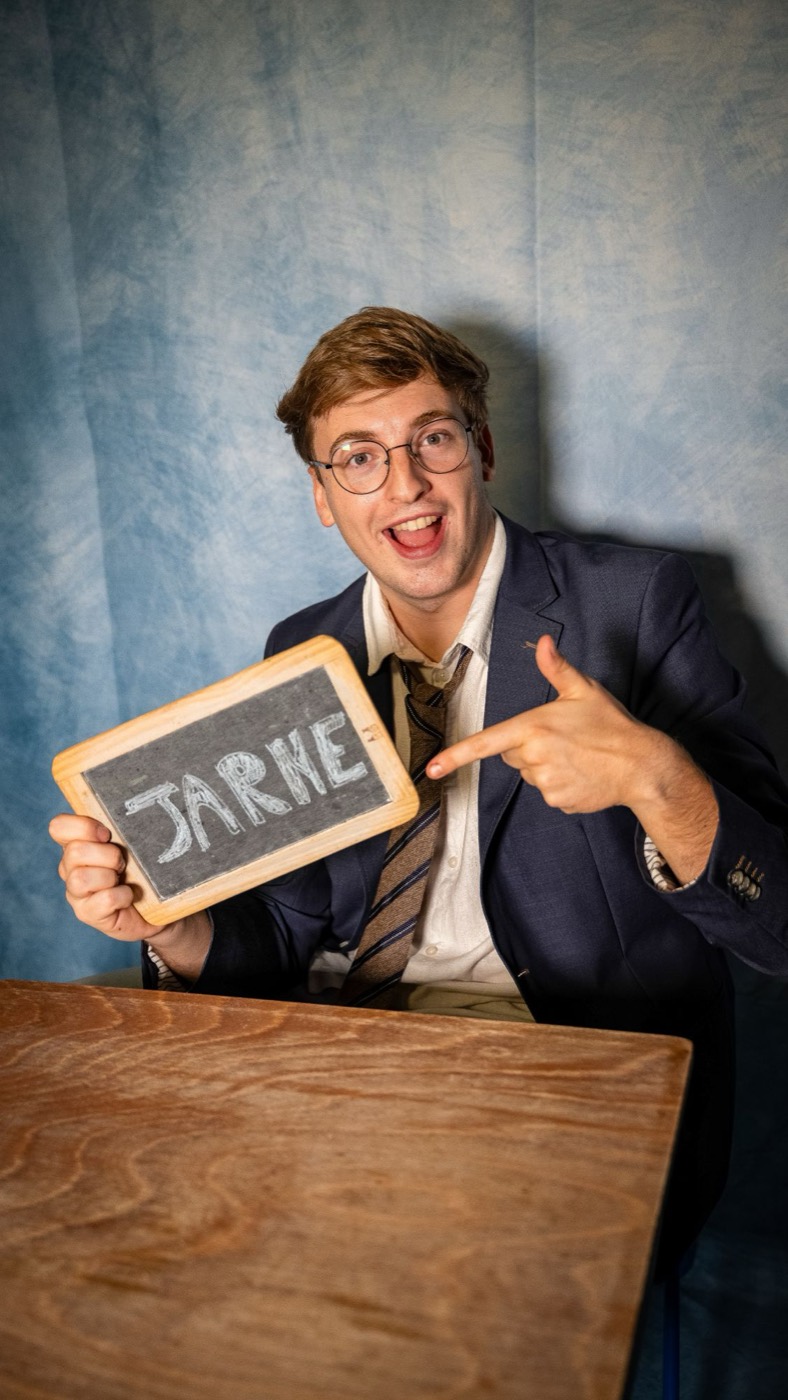 Jarne wijst naar zijn naam op een schoolbordje